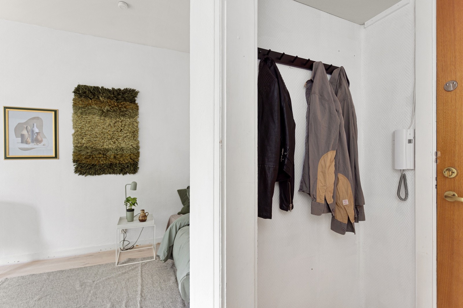 Du ønskes velkommen inn i en lys og praktisk entré. Entréen har enstavs laminat på gulv og lysmalte overflater. Galleribilde