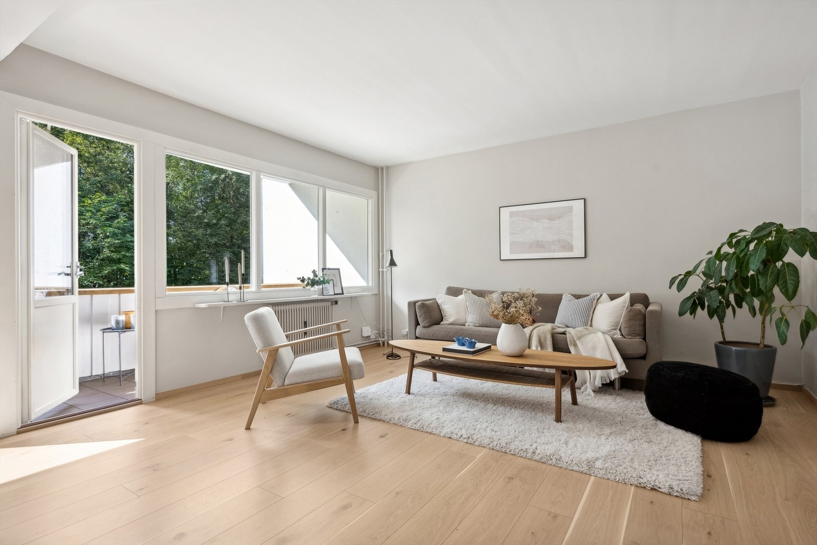 Hele leiligheten har heltre, enstavs eikegulv og lyse vegger, Galleribilde