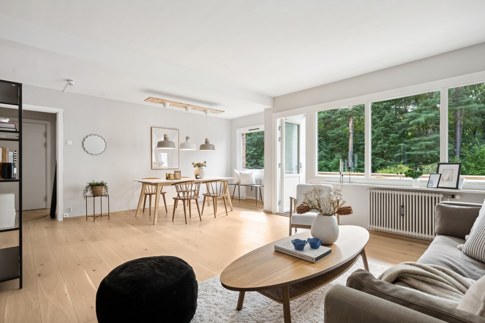 Stuen er av god størrelse og byr med det på mange innredningsmuligheter. Galleribilde