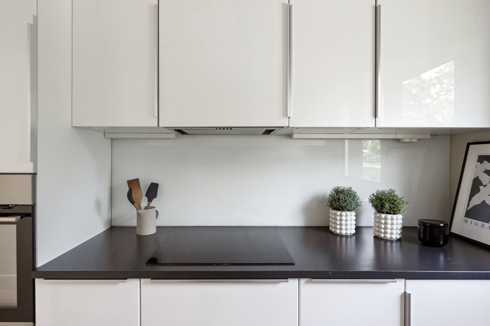 Kjøkkenet er utstyrt med kjøl/fryseskap, oppvaskmaskin(ny), vaskemasin, platetopp, stekeovn og vannstoppsystem. Kjøkkenventilator med kullfilter over platetopp. Galleribilde