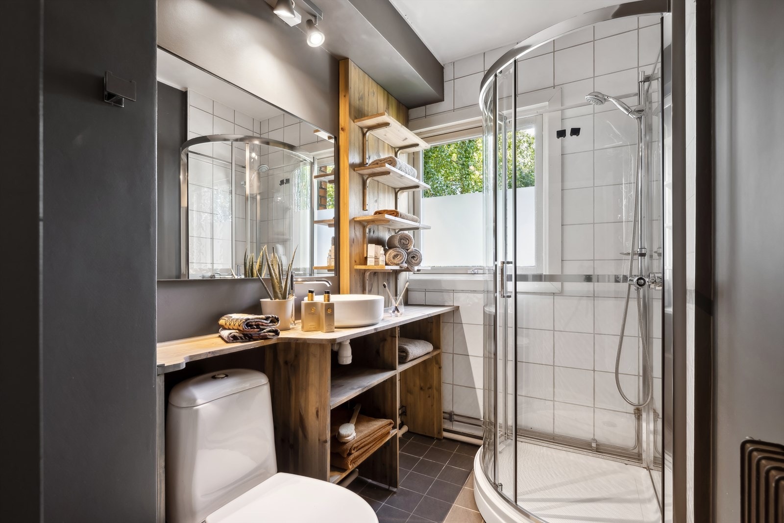 Badet ble frisket opp i 2014, og består av dusjkabinett, gulvstående toalett og plassbygget servantinnredning med god oppbevaringsplass. Galleribilde