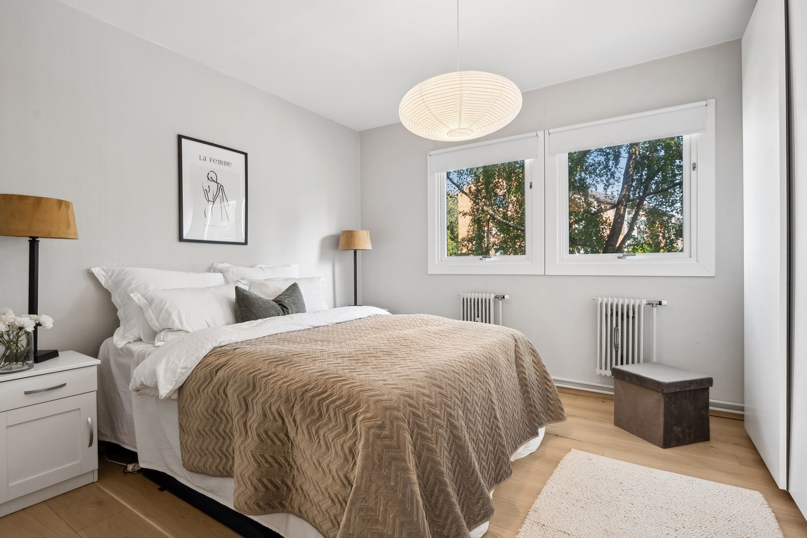 Romslig hovedsoverom med skyvedørsgarderobe. Galleribilde