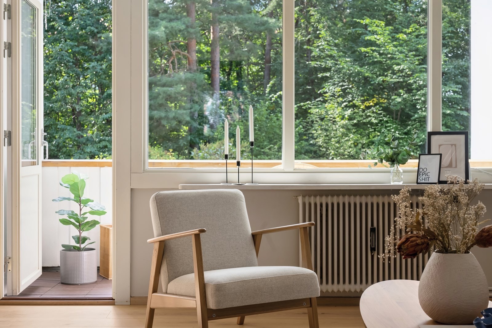 Vinduene er som et maleri med fellesarealet og skogen til alle årstider, og der er et rikt dyreliv med fugler, ekorn og rådyr. Nydelig beliggenhet. Galleribilde