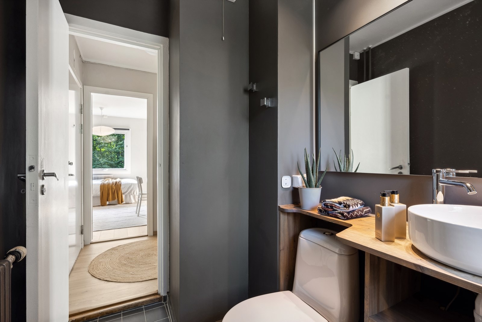 Badet er god belyst med spotter i himling. Galleribilde