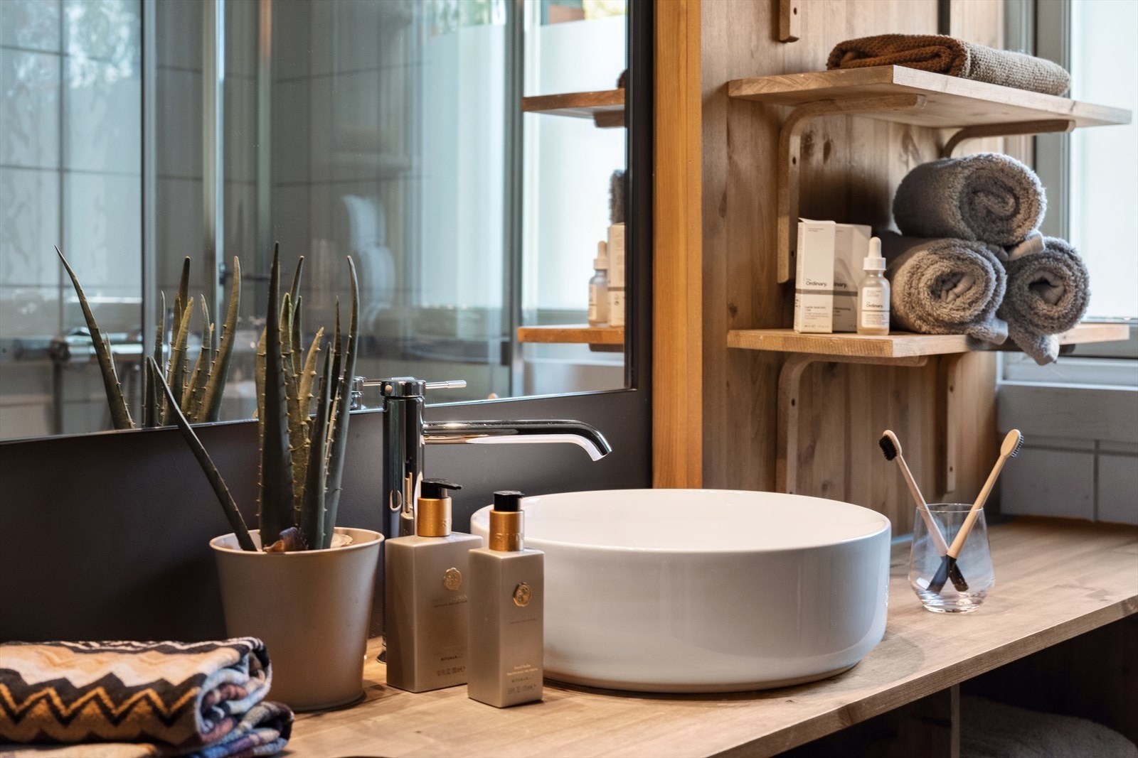 Plassbygget baderomsinnredning i heltre med bolleservant. Galleribilde