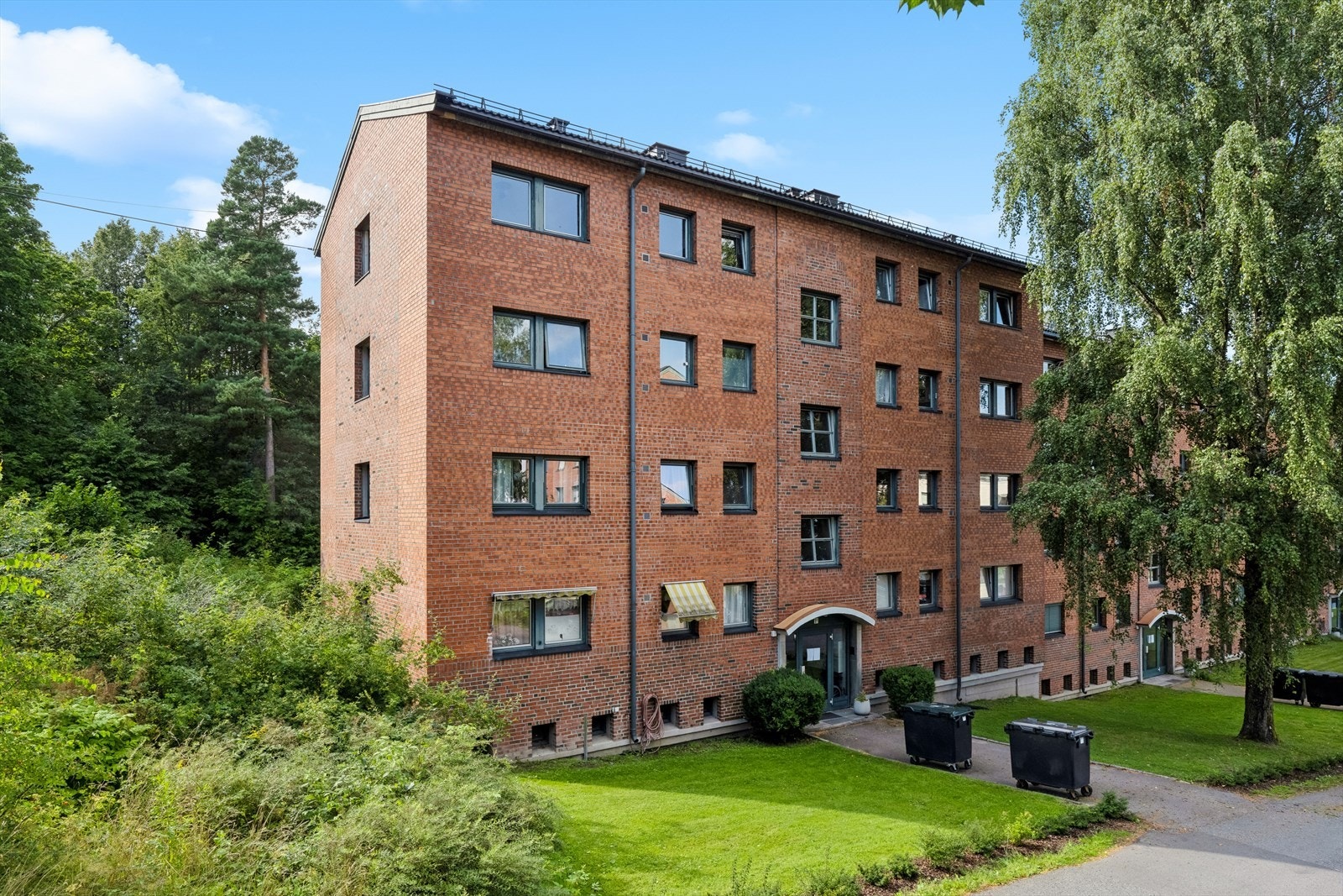 Pelvikveien 1 sameiet ligger i naturskjønne og frodige omgivelser i et meget attraktivt boligområde. Her kan dere rusle bort til stranden for et morgenbad eller ta en joggetur i flotte rekreasjonsområder. Galleribilde