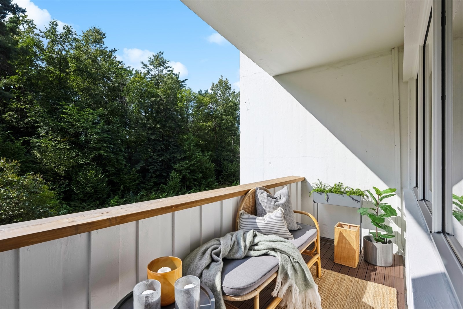 Fra stuen er det utgang til vestvendt balkong. Galleribilde