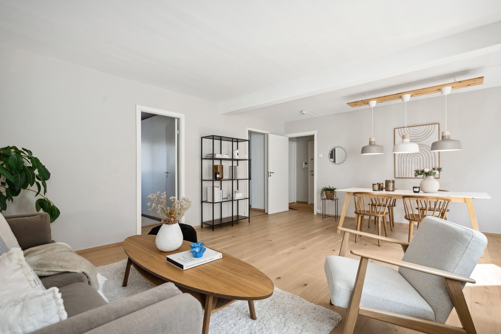 Fra stuen er det inngang til soverom, kjøkken og entré. Galleribilde