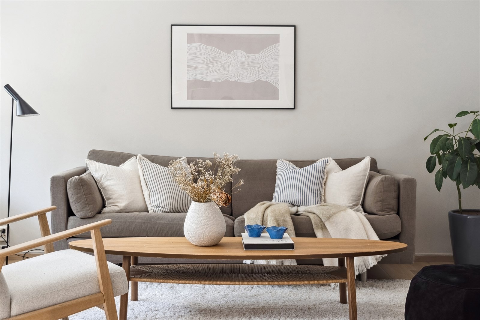 Svært romslig stue med gode møbleringsmuligheter. Galleribilde