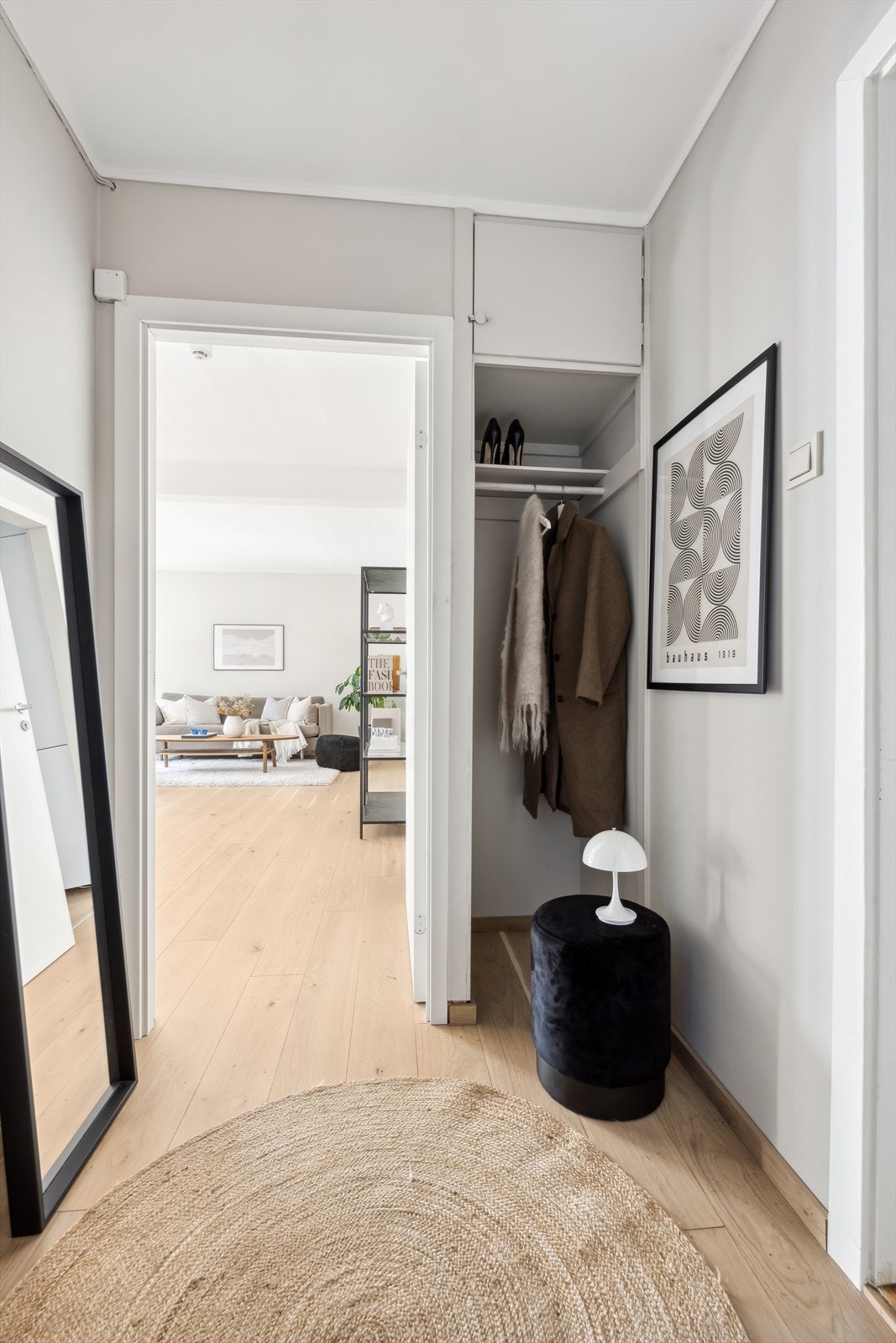 Entre med plassbygget garderobenisje. Galleribilde