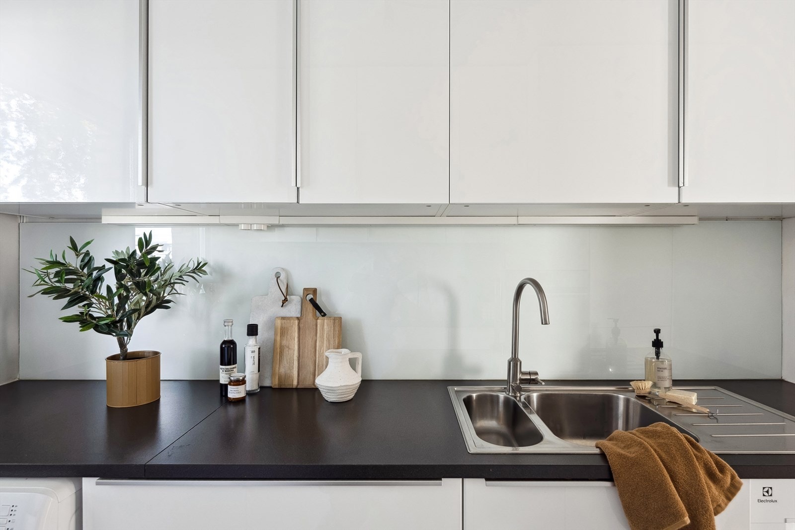 Benkeplaten er av laminat med nedfelt kum i stål. Galleribilde