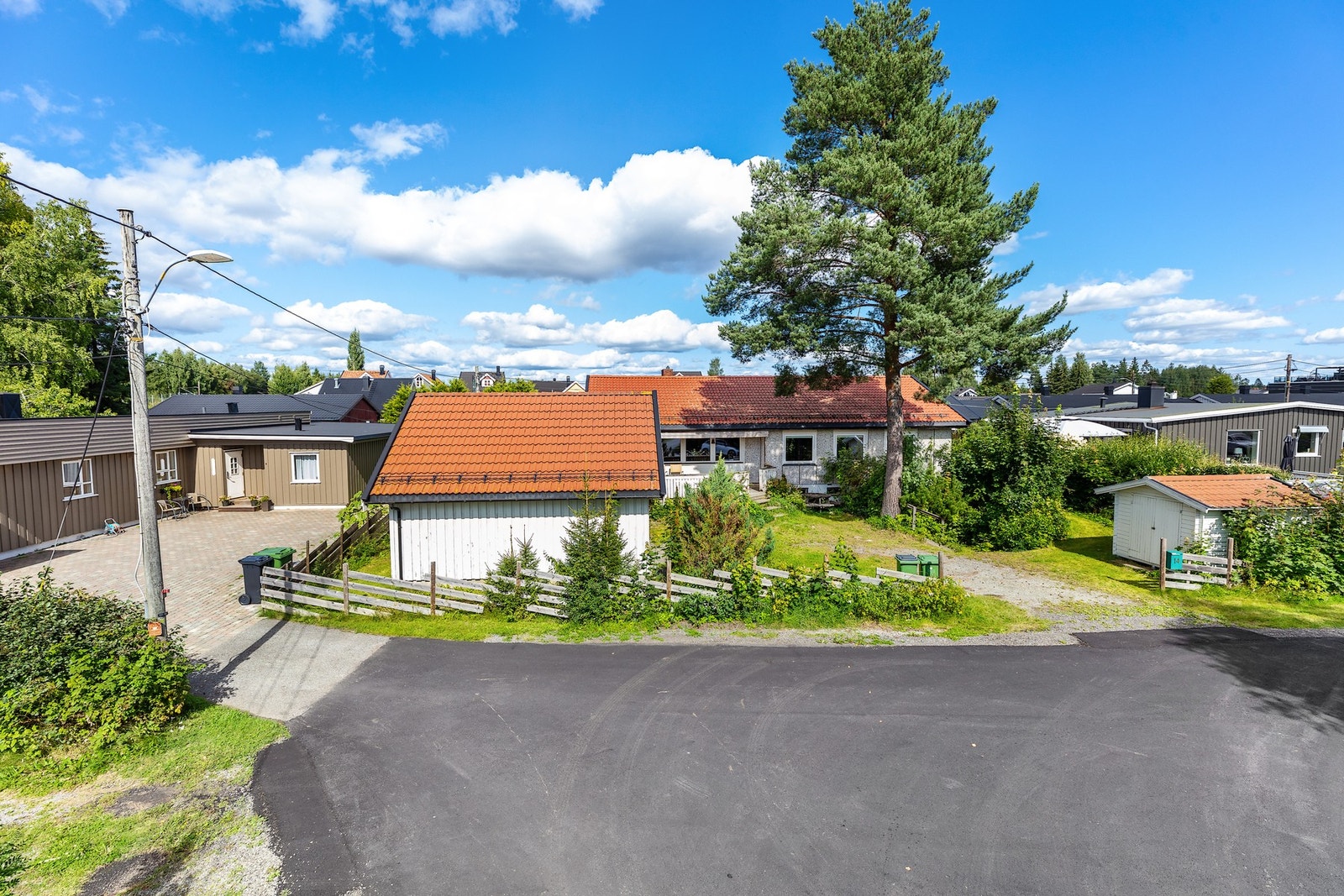Boligen har en flat og solrik tomt, dobbeltgarasje og utebod. Galleribilde