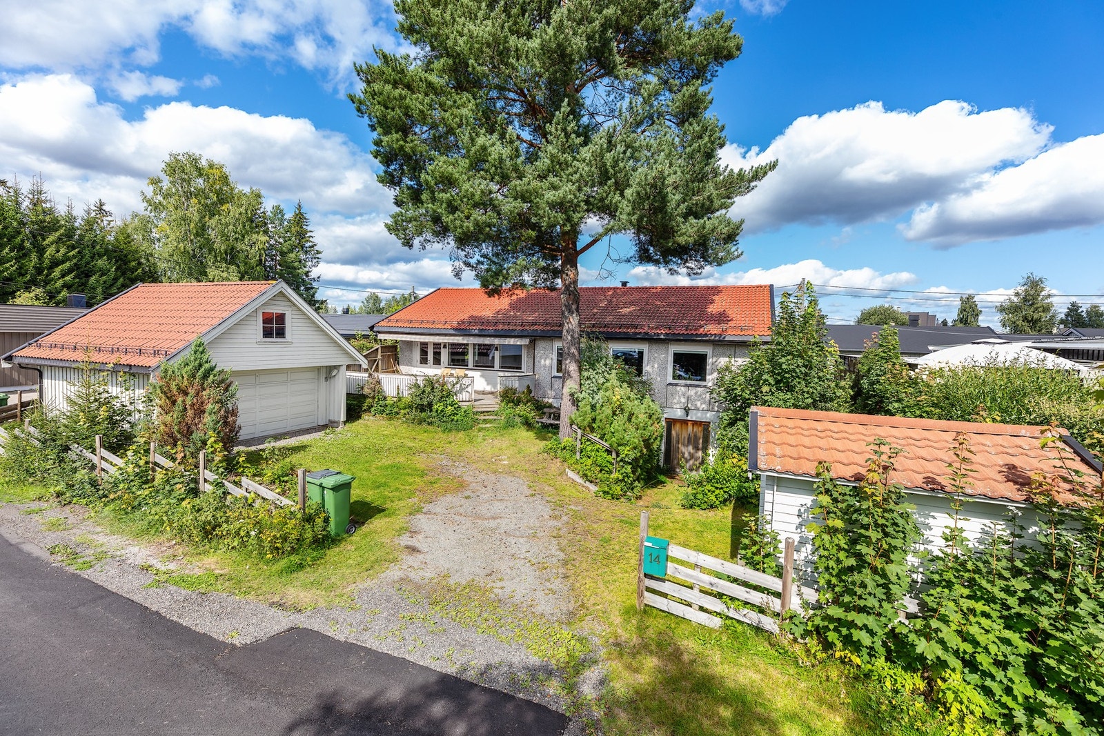 Velkommen til Mikalsrud 14 og denne store eneboligen over to plan med to innganger. Galleribilde