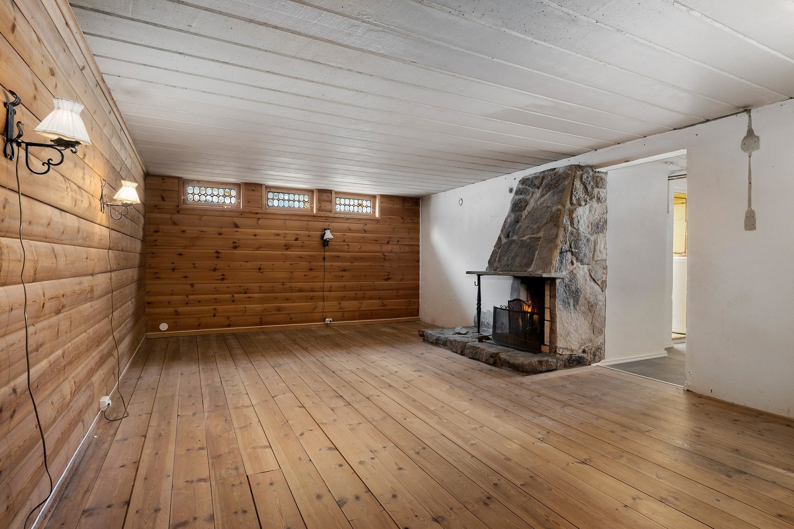 Romslig kjellerstue med stor peis. Galleribilde