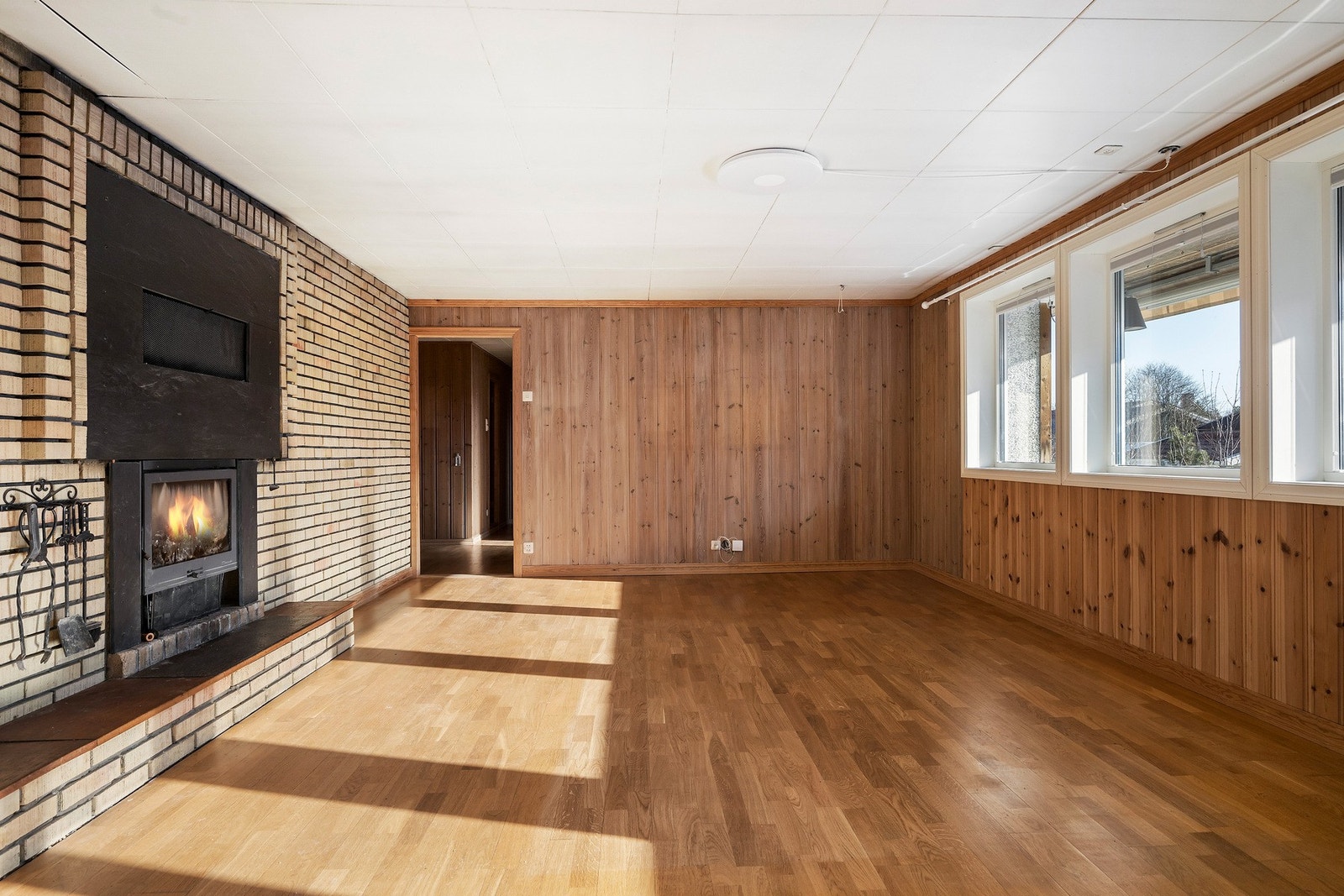 Det er god plass i stua til både salonggruppe og spisestue. Galleribilde