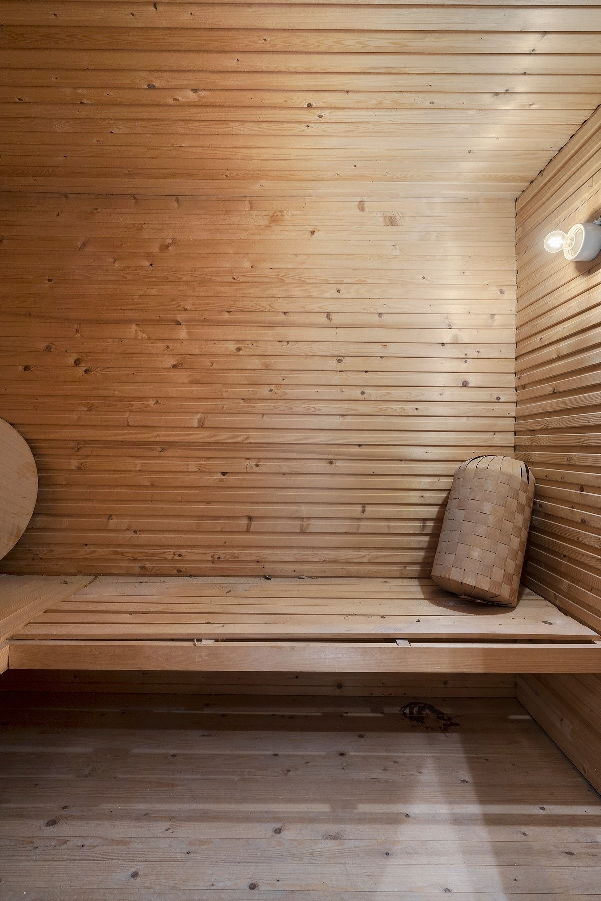 Det er bygget badstuerom i tilknytning til badet i kjelleren. Galleribilde