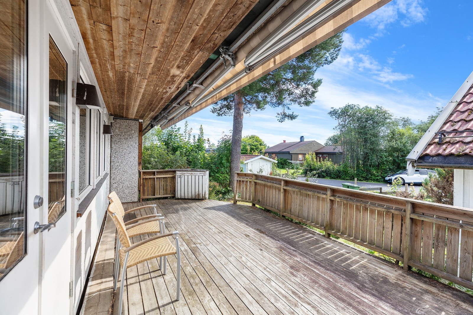Stor, solrik og sydvestvendt terrasse med utgang fra stua. Galleribilde
