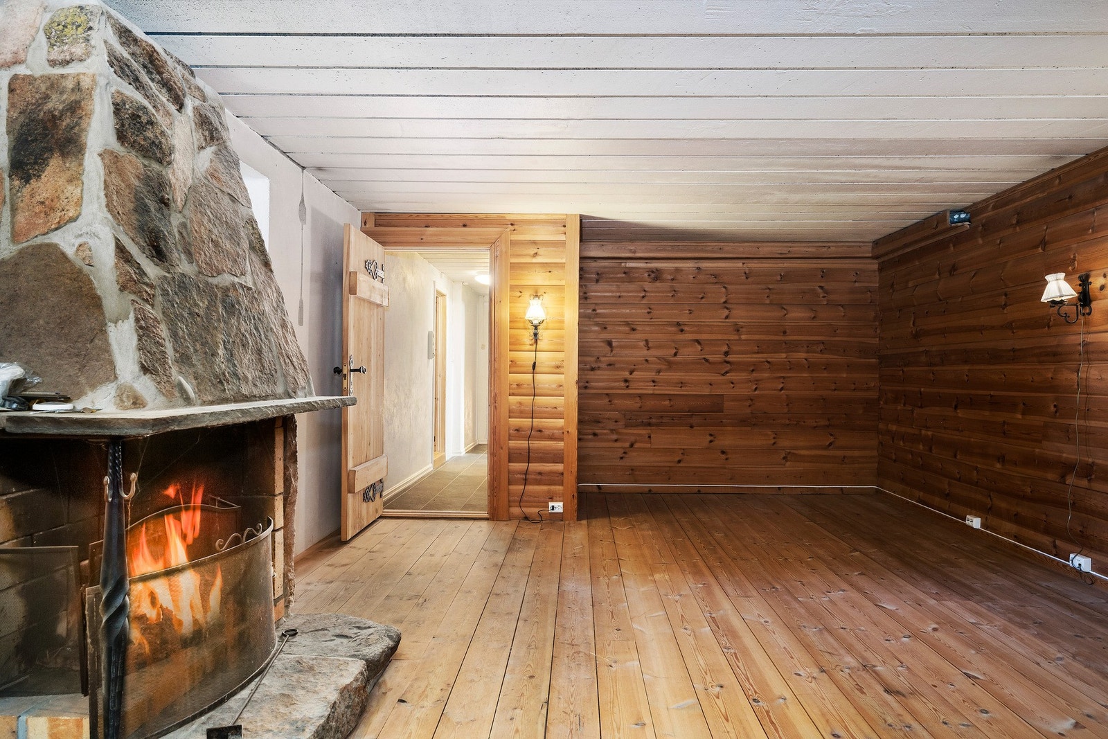 Kjellerstue med flott peis. Galleribilde
