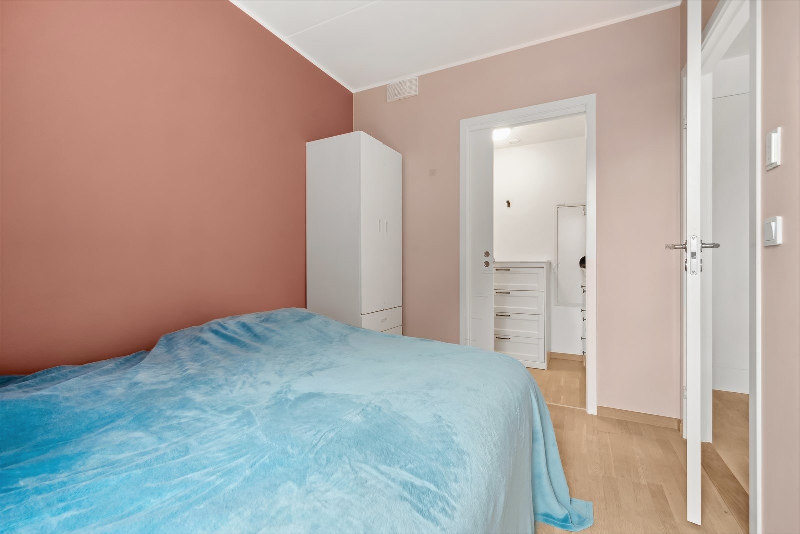 Mulighet for walk-in-closet i det som i dag benyttes som hovedsoverom Galleribilde
