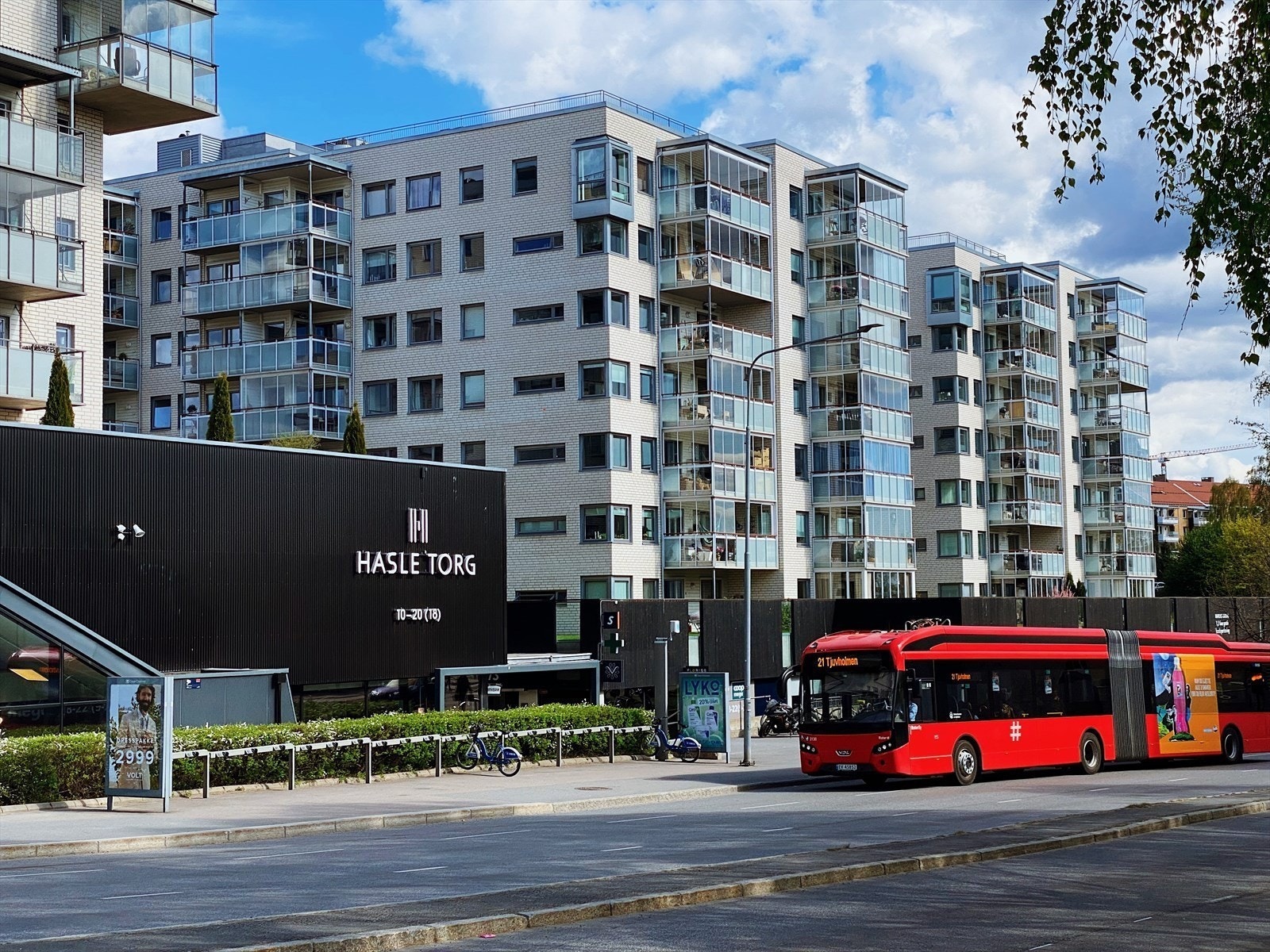 Hasle Torg ligger rett på andre siden av veien. Her finner vi blant annet Vinmonopolet, Sats, og flere butikker Galleribilde