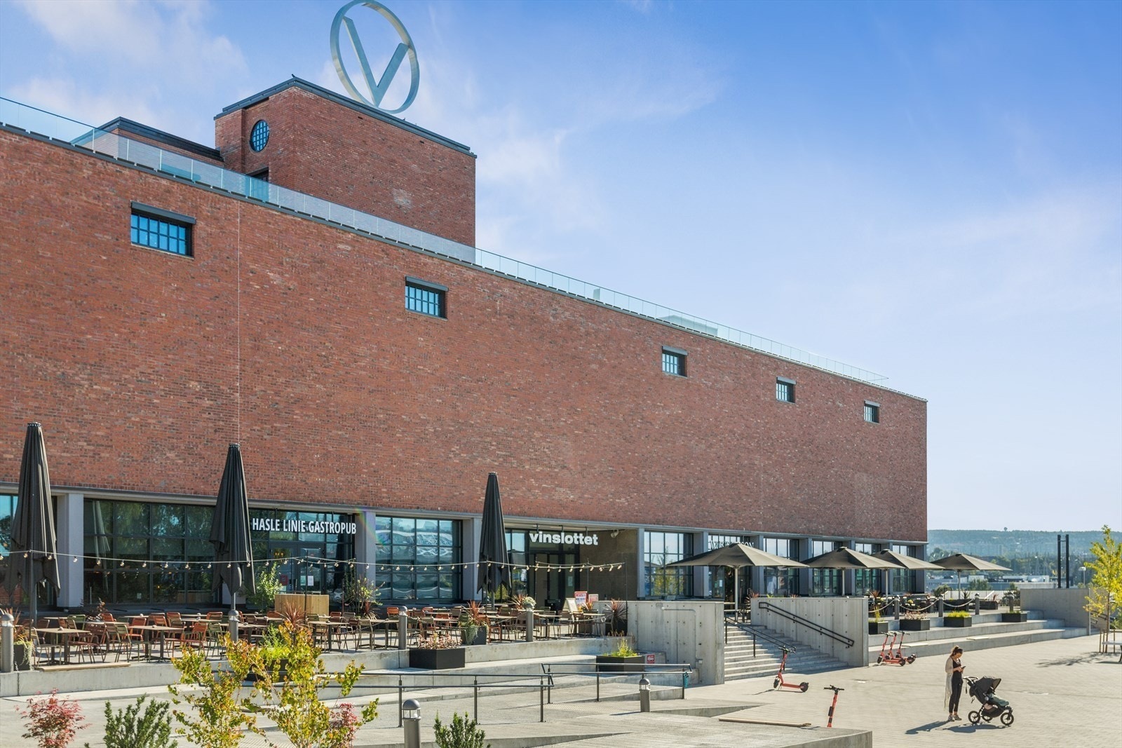 Vinslottet, et ikonisk bygg og landemerke som tidligere huset Vinmonopolets tapperi. I dag finner vi en rekke spennende butikker og serveringssteder her Galleribilde