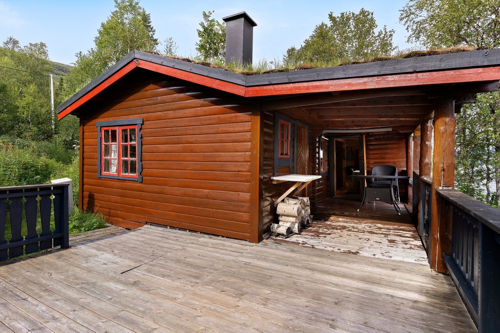 Koselig terrasse foran hytta Galleribilde