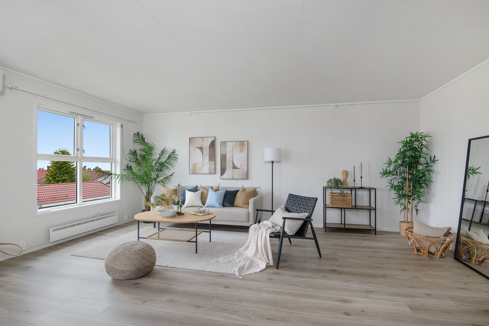 Lys og romslig stue med store vinduer som gir naturlig lys. Galleribilde