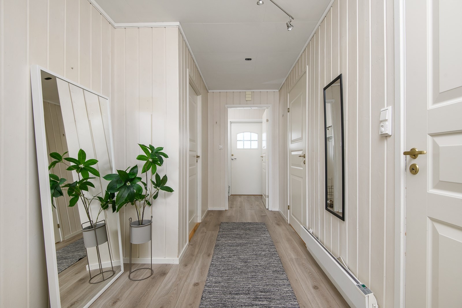 En romslig gang med muligheter har adkomst til soverommene og badet. Fører videre inn i oppholdsrommet. Galleribilde