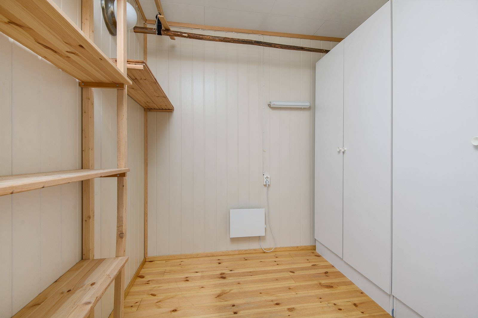 Bilder fra uteboden som er utstyrt med både hyller og smart for god oppbevaring og orden. Galleribilde