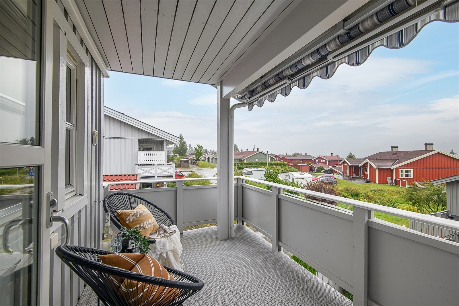 Lun balkong der du sitter skjermet for innsyn og kan nyte sola på fine sommerdager. Galleribilde