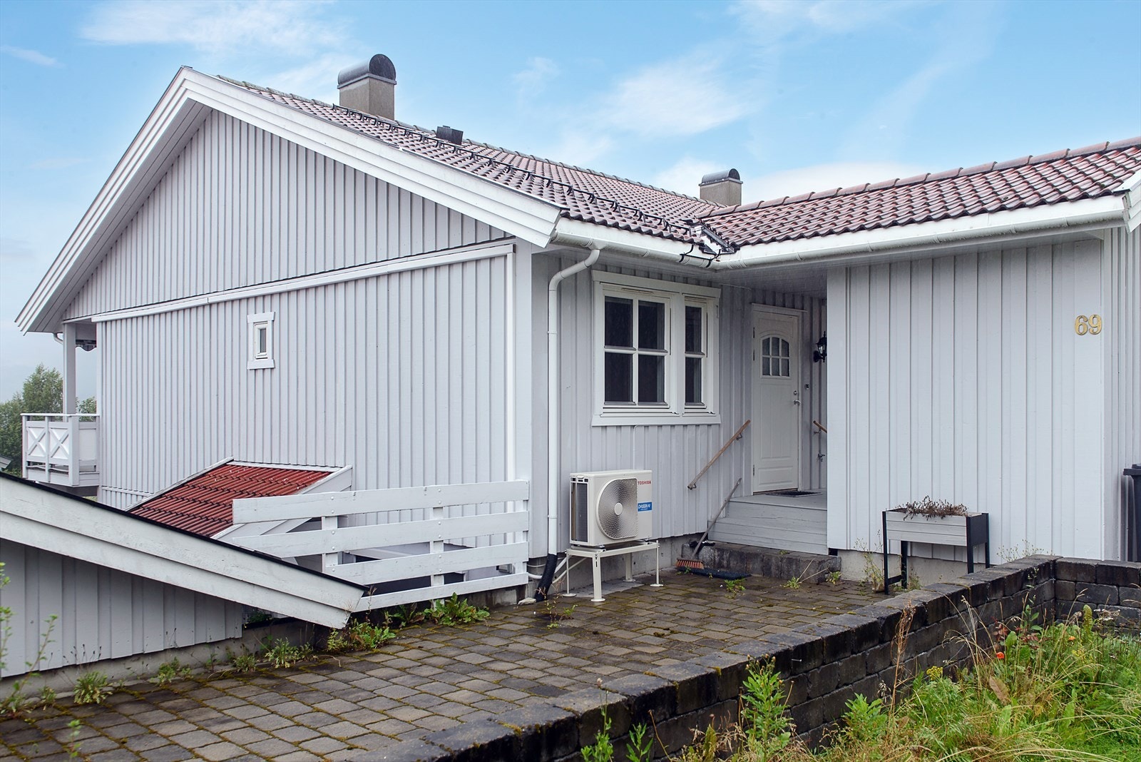 Leiligheten har inngang fra bakkeplan. Belegningsstein i inngangen. Galleribilde