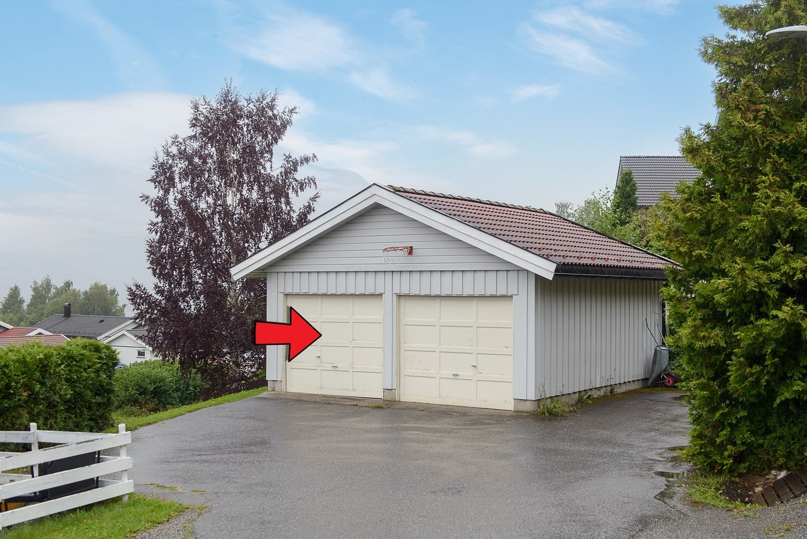 Det følger en garasjeplass med leiligheten i et felles bygg med nabo. Galleribilde