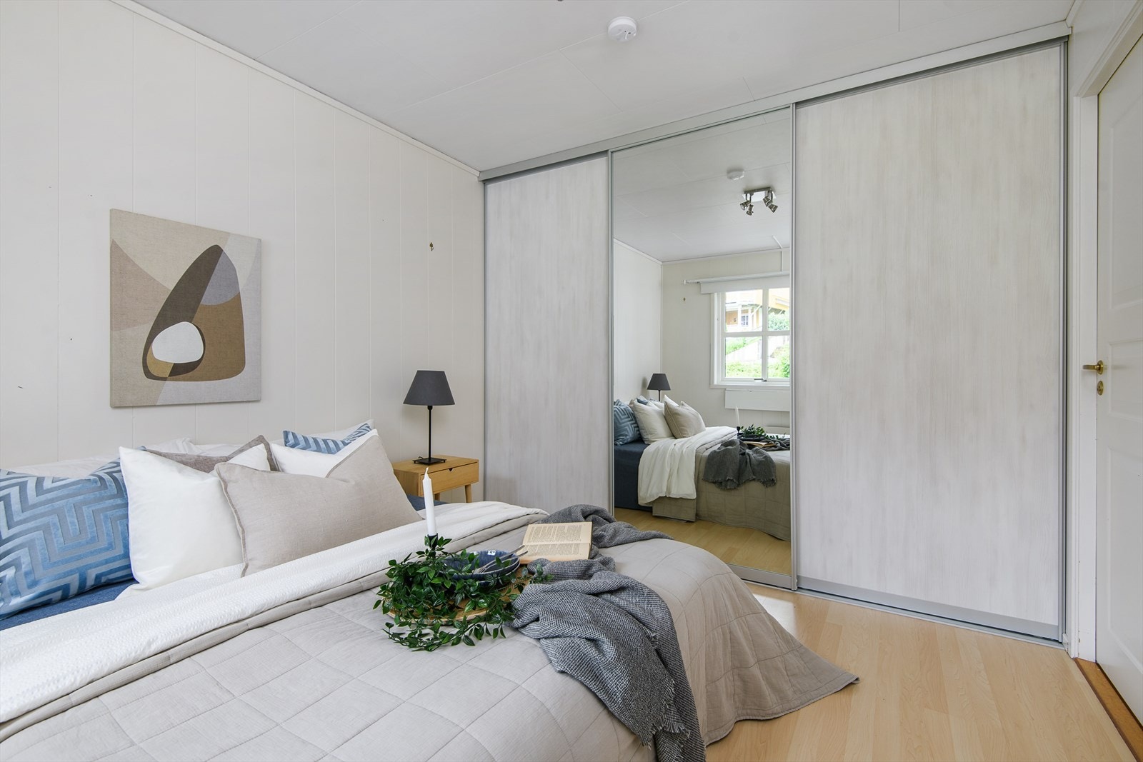 Hovedsoverommet er utstyrt med en stor og praktisk skyvedørsgarderobe. Galleribilde