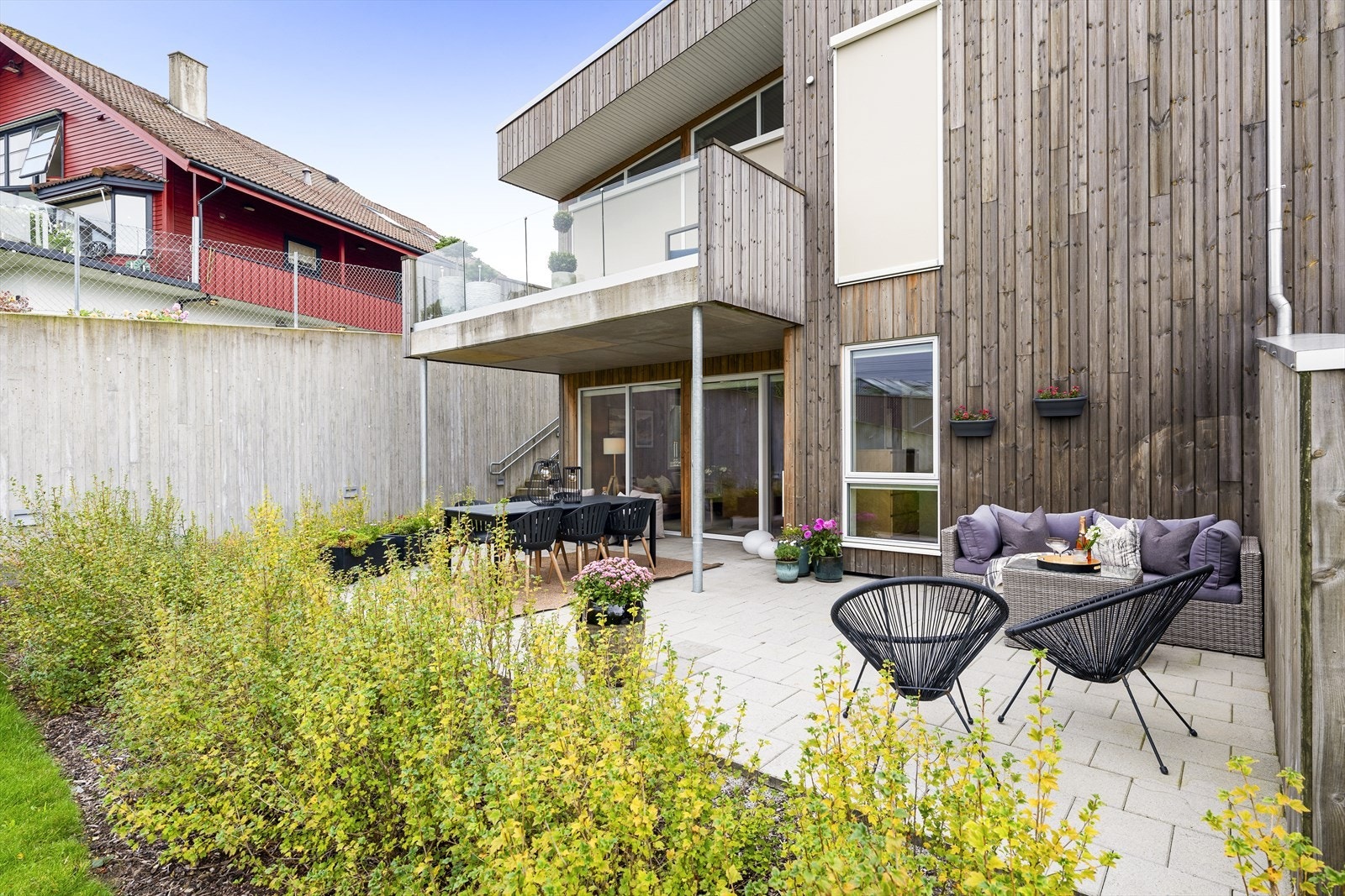 Her er det god plass til flere sittegrupper og grill, slik at du kan nyte utendørslivet til det fulle Galleribilde