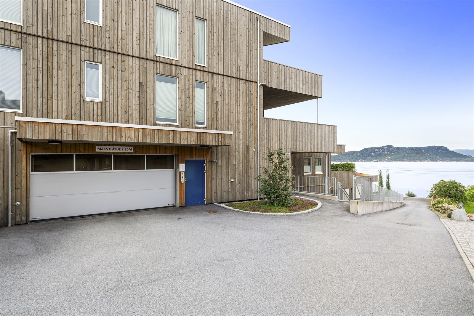 Innkjøringen til garasje. Herfra kan man ta heis ned til leiligheten eller ta trappene på høyre side. Galleribilde