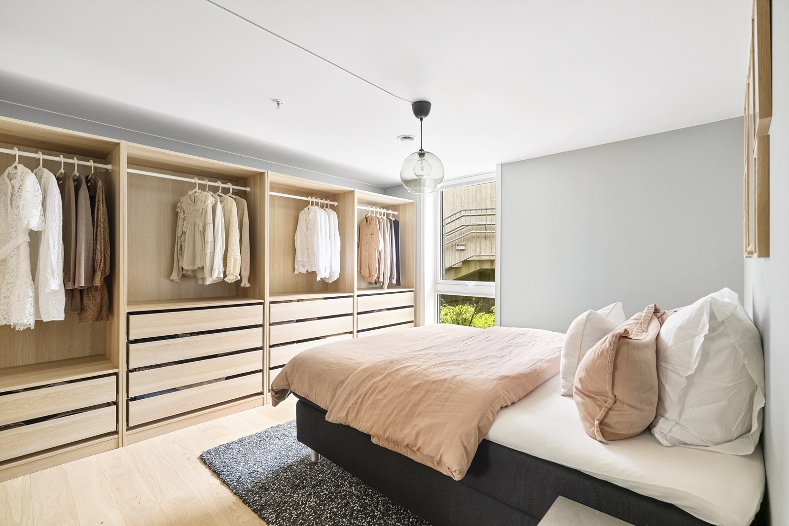 Stor medfølgende garderobe som strekker seg langs hele veggen Galleribilde