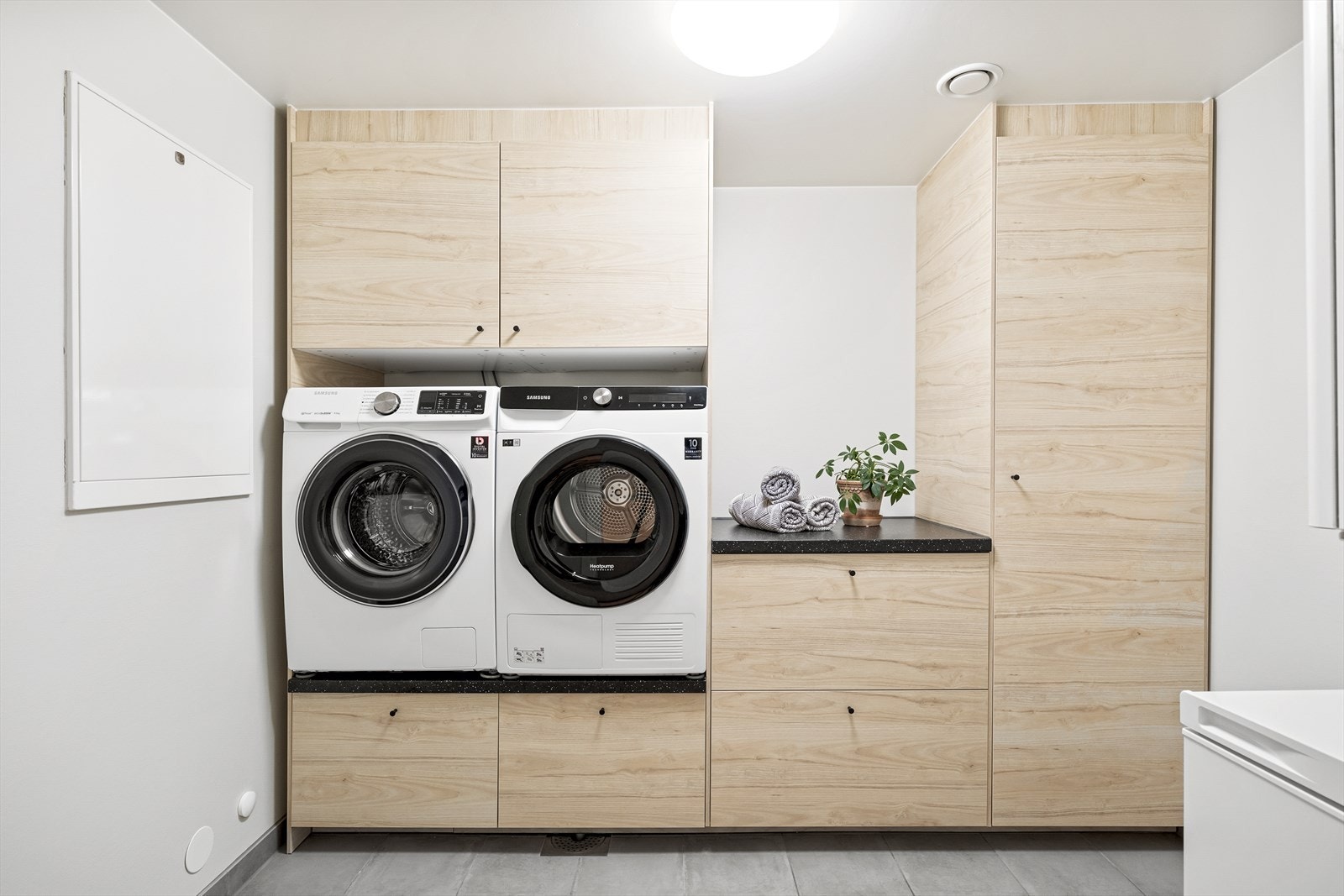 Svært praktisk med separat vaskerom. Flott innredet med vaskemaskin og tørketrommel i høyden. God plass til lagring. Galleribilde