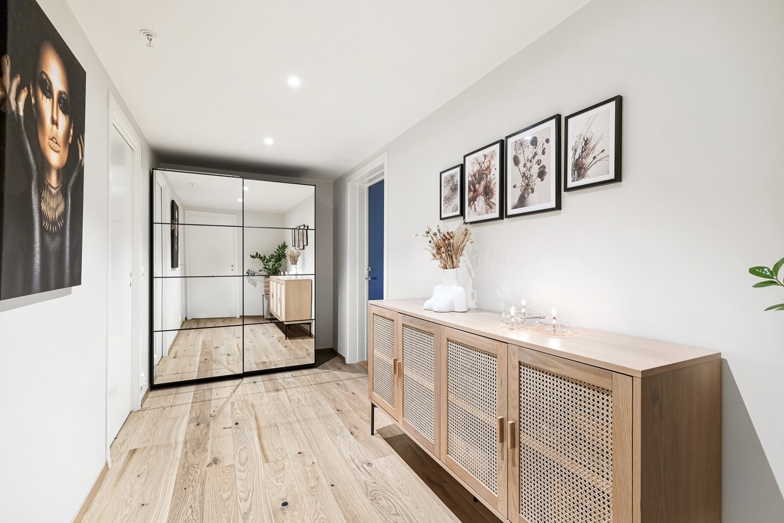 Flott entre med stor skyvedørsgarderobe Galleribilde