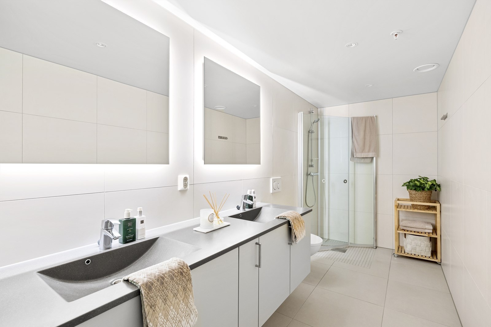 Eget privat bad i tilknytning med 60x60 flislagte vegger og gulv. Vannbåren varme i gulv, dobbel servant og dobbel speil med belysning Galleribilde