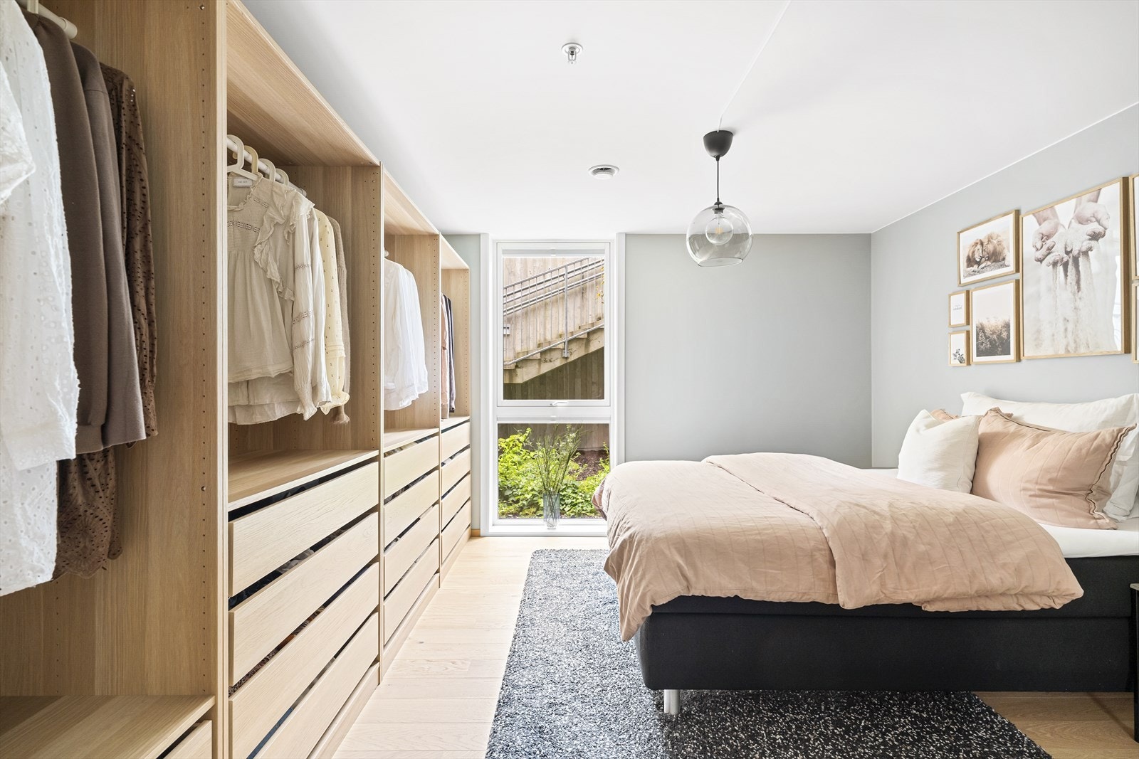 Hovedsoverommet er av god størrelse, og har rikelig med skapplass langs hele veggen Galleribilde