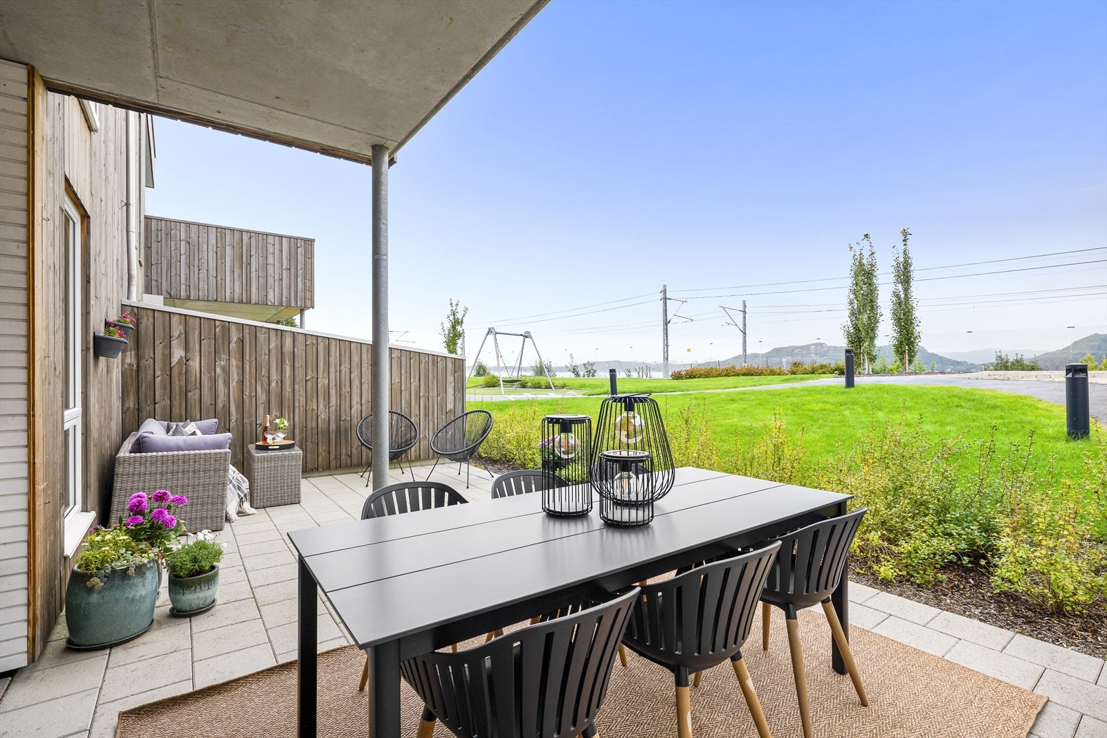 Nydelig utsikt fra leilighet og uteområde Galleribilde