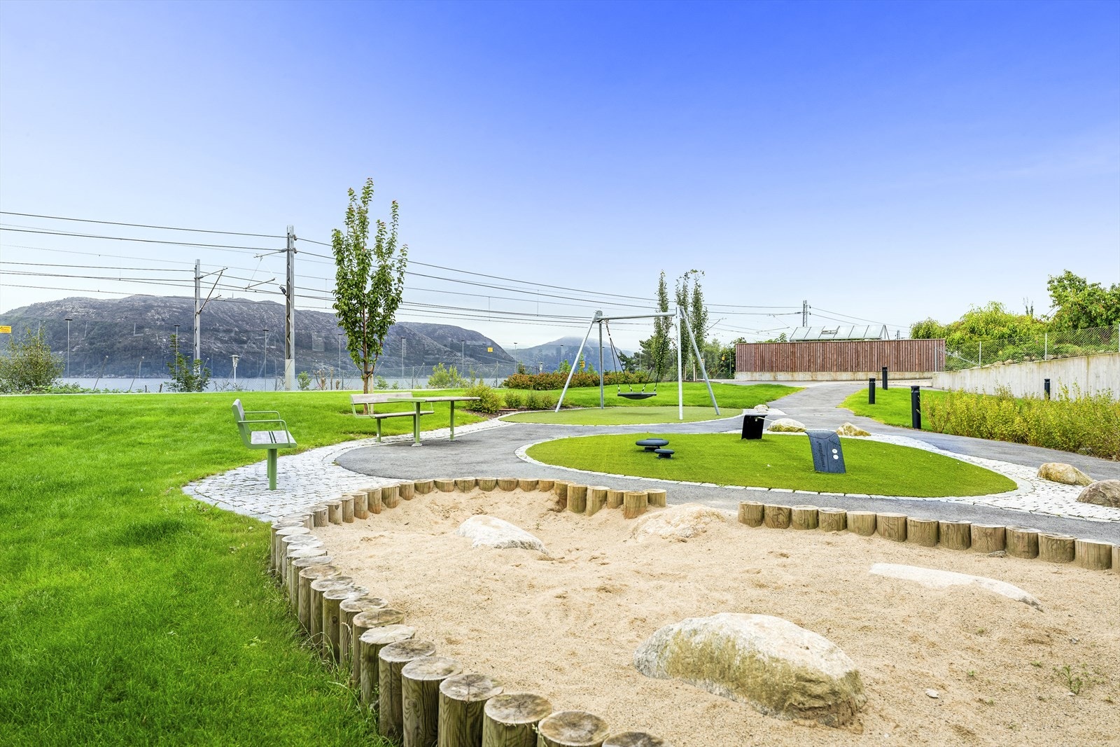 I Bruvikveien har man en sentral, rolig og sjønær beliggenhet Galleribilde