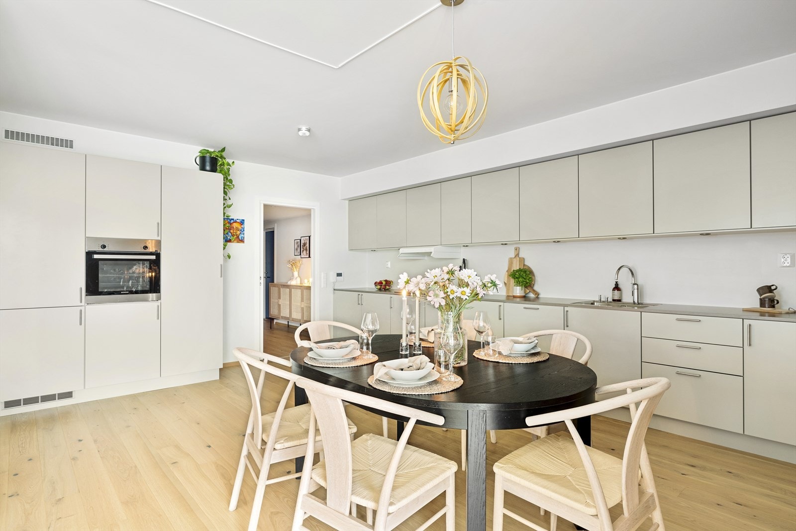 Lekkert kvalitetskjøkken fra Unoform med integrerte hvitevarer. Stekeovn i ståhøyde. Galleribilde