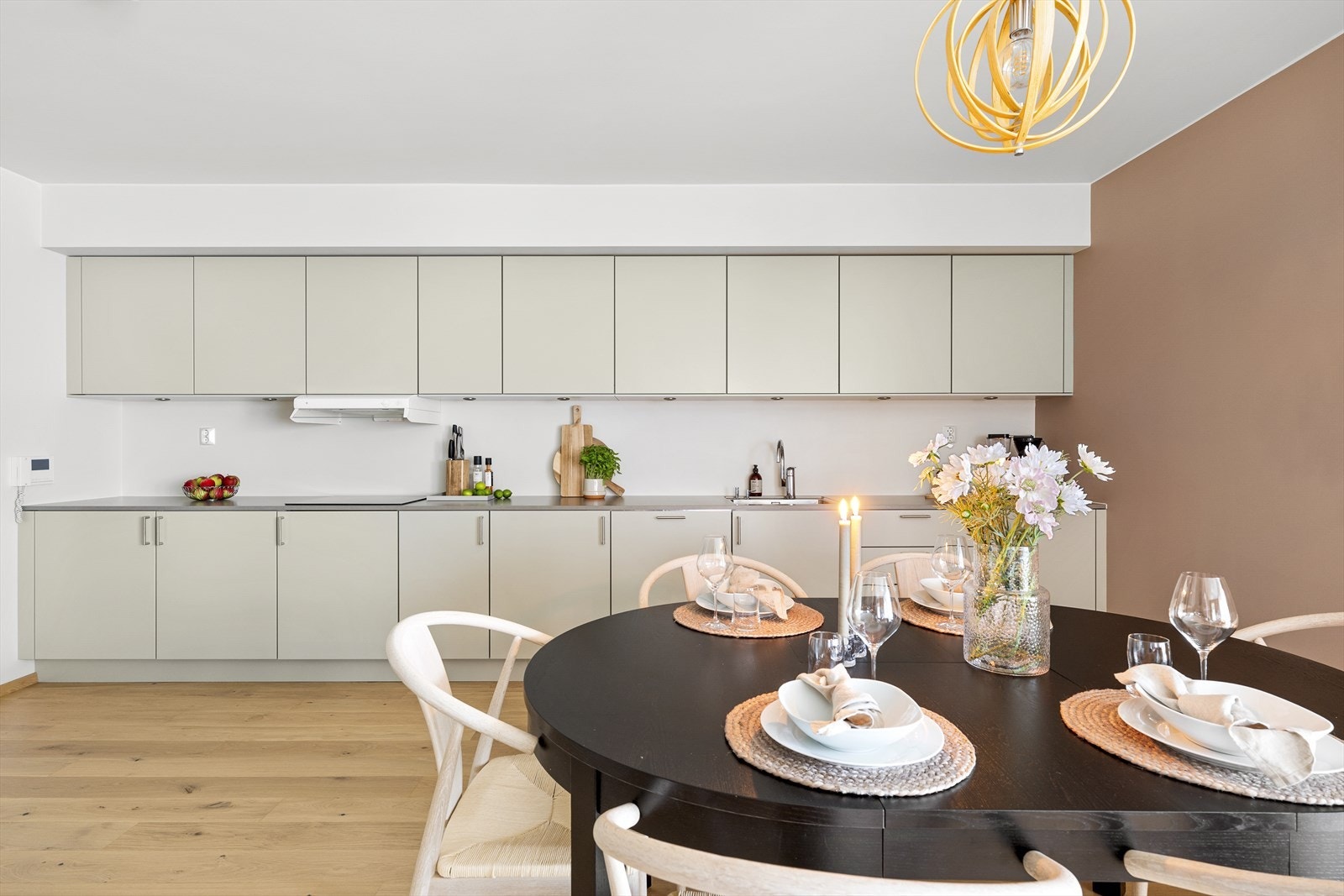 Kjøkkenet har innredning med glatte fronter. Benkeplaten er av laminat Galleribilde