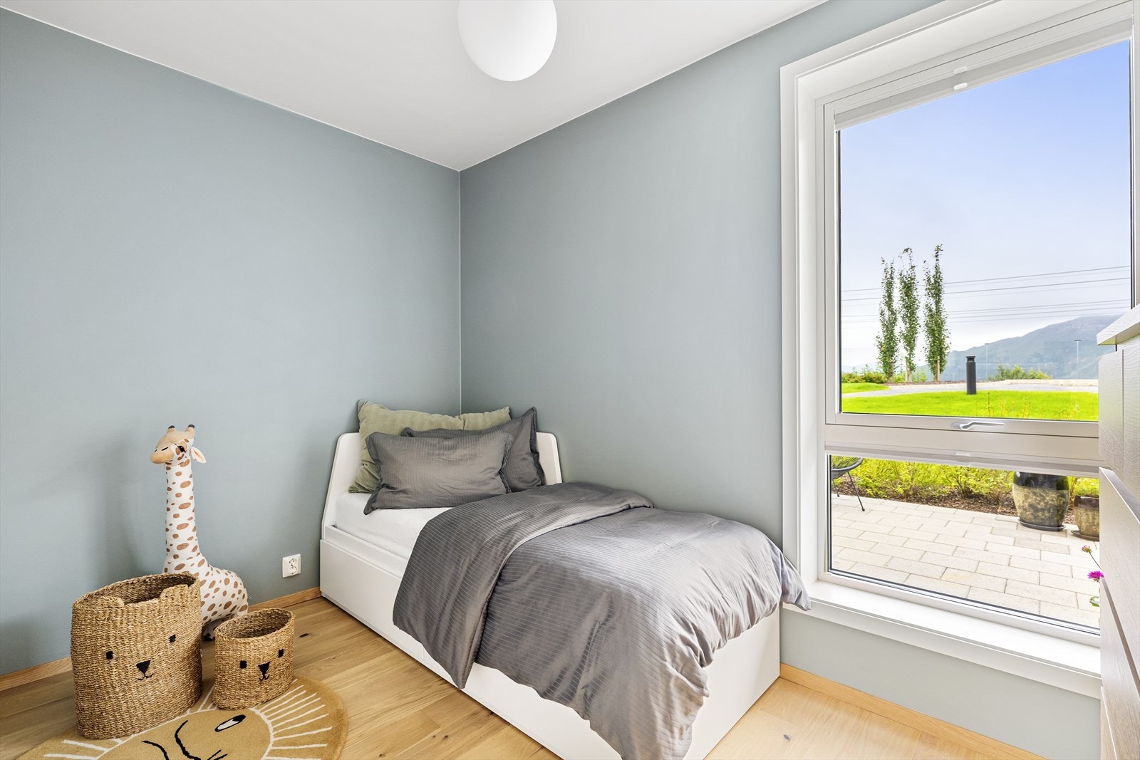 Det andre soverommet ligger med utsikt mot Gandsfjorden og kan også passe perfekt som et kontor eller gjesterom. Galleribilde