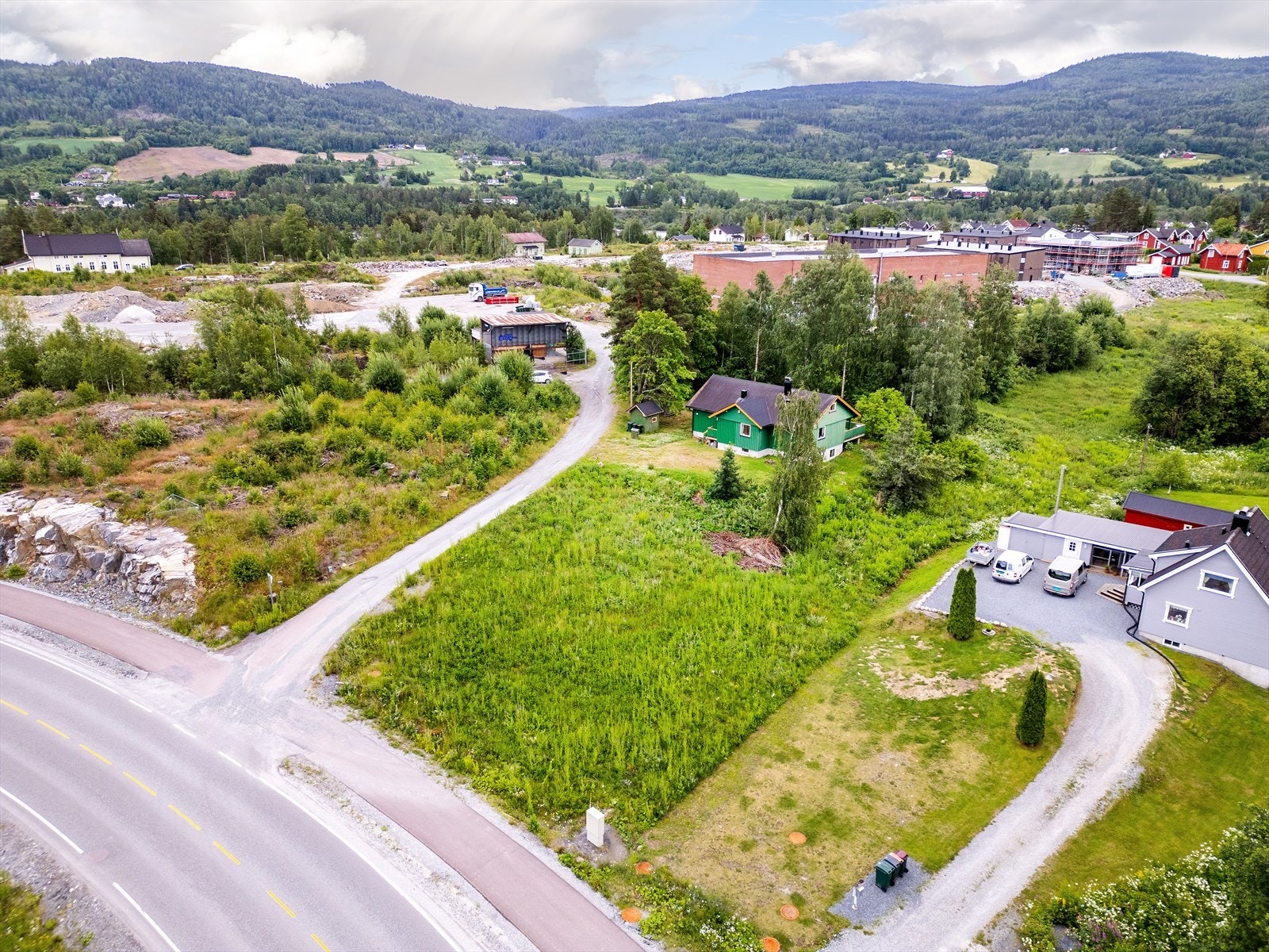 Tomten ligger på Skredsvikmoen i Geithus, i et populært boligfelt i landlige og solrike omgivelser. Galleribilde