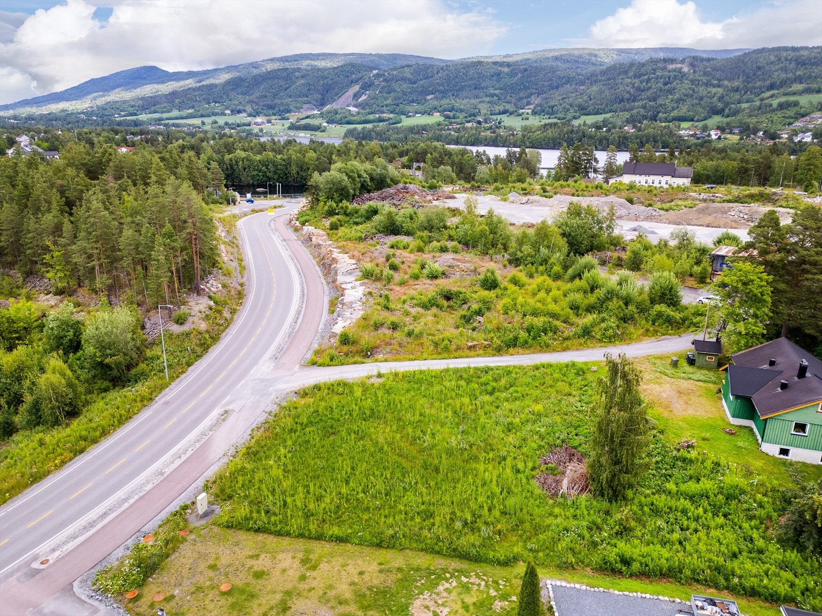 Selger opplyser om at tomten ble utfylt og planert i forbindelse med anlegg av gang og sykkelvei og legging av kommunale ledninger. Galleribilde