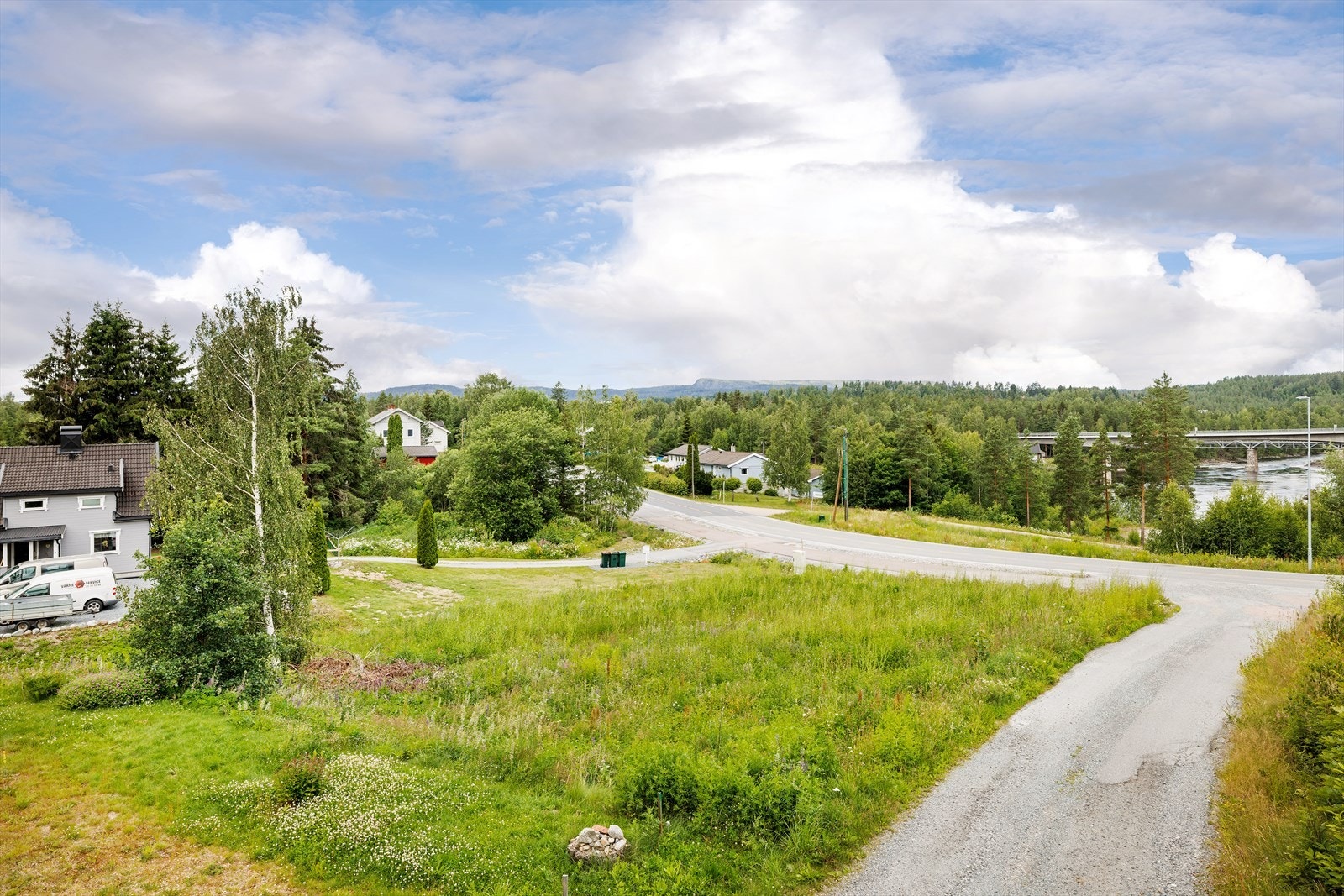 Det er nærhet til Skredsvikmoen barnehage, Stalsberg skole og med kort vei til Geithus sentrum med butikker og mange servicetilbud. Galleribilde