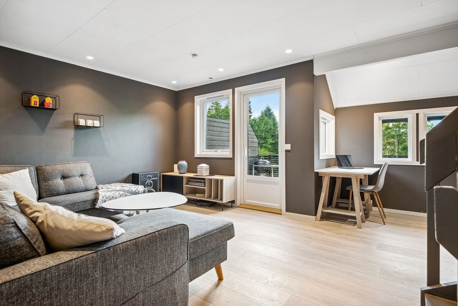 Romslig stue med store vinduer som slipper inn rikelig med naturlig lys. Galleribilde