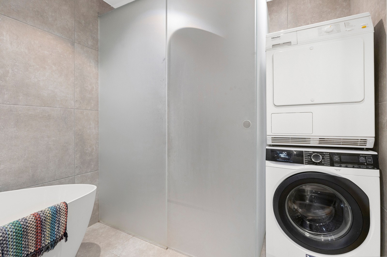 Det er opplegg for vaskemaskon og tørketrommel på bad Galleribilde